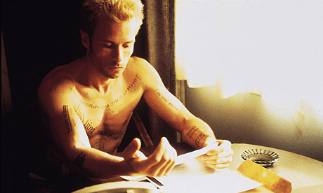Guy Pearce lets his body language do the talking in "Memento"